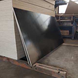 专业生产建筑胶合板三六尺杨木覆膜胶合板工程专用星冠板材